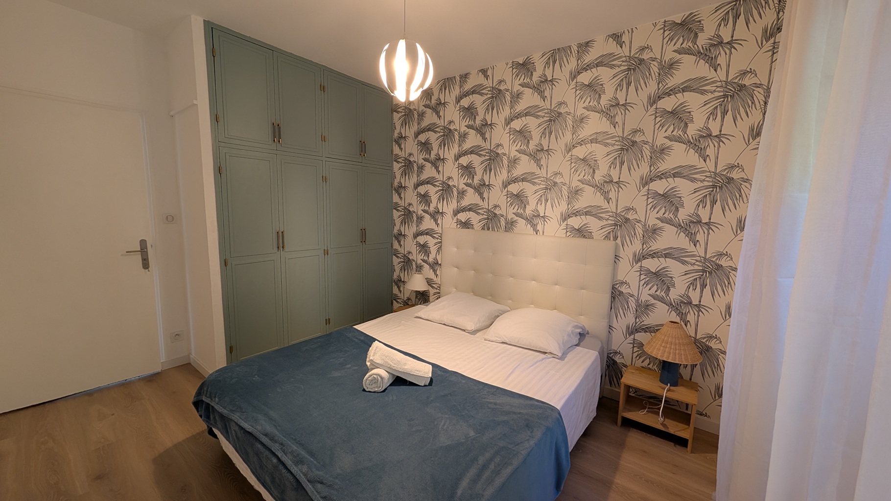 Première chambre avec lit double en 160